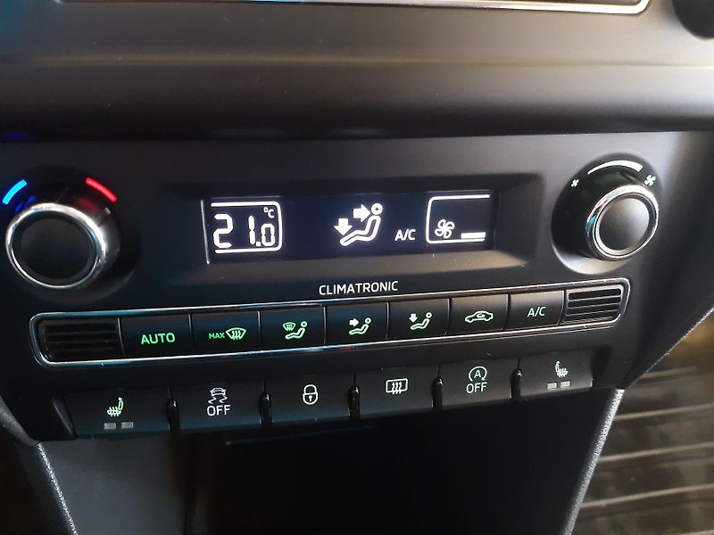 Škoda Rapid 1.2 TSI DIGIKLIMA TAŽNÉ        - fotka 11 z 21