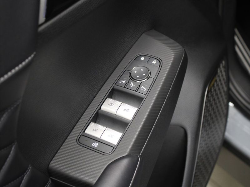 Mitsubishi Outlander 2,4 PHEV AWD Instyle 12tkm! - fotka 19 z 31