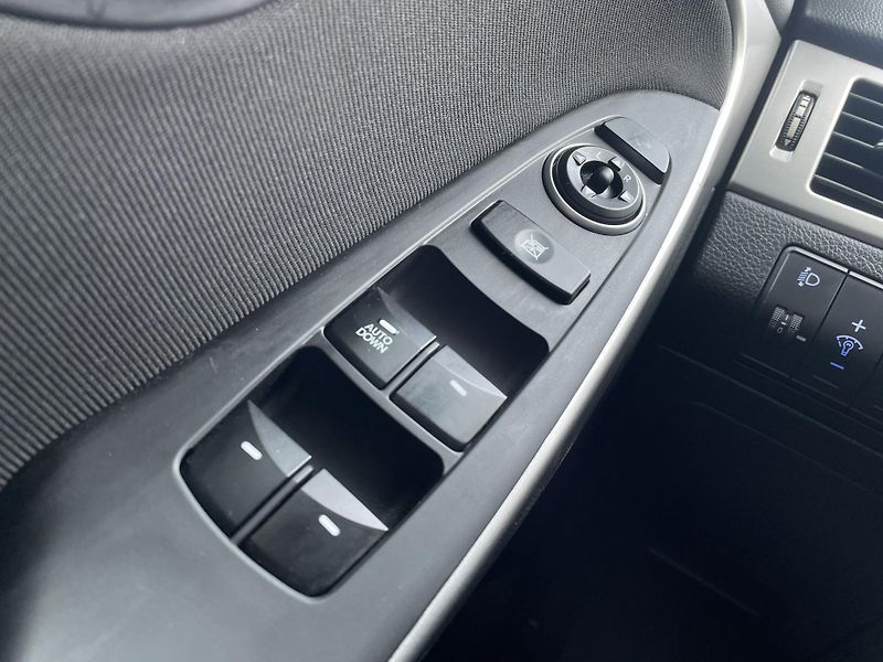 Hyundai i30 TRIKOLOR 1.6 CVVT 88 kW   - fotka 21 z 25