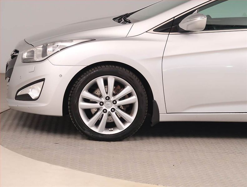 Hyundai i40 (2013) 1.7 CRDi, Navi, Xenony - fotka 15 z 17