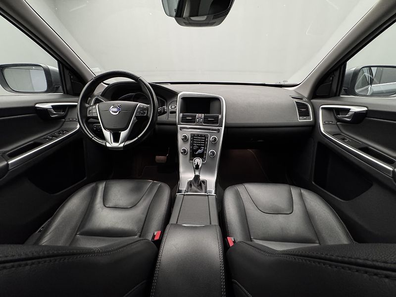 Volvo XC60 D4 AWD SUMMUM AUT - fotka 2 z 46