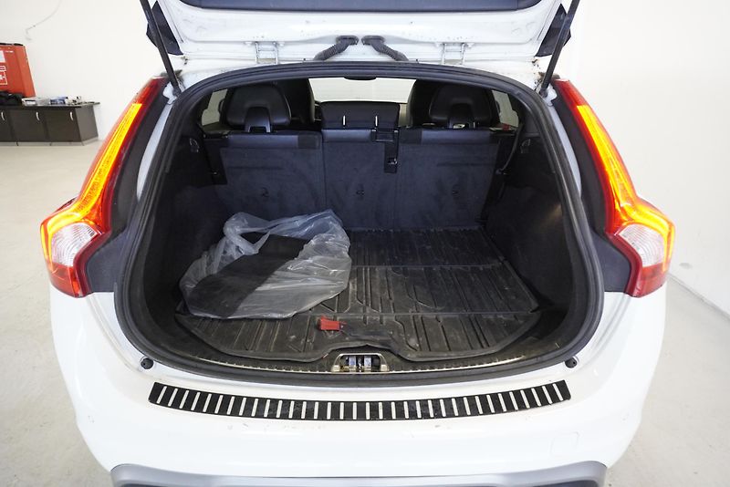 Volvo V60  2,0 T4 R-DESIGN AUTOMAT - fotka 11 z 33