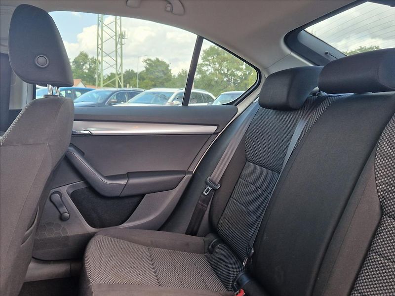 Škoda Octavia 1,6 TDI VÝHŘEV NEZ.TOPE XENONY - fotka 13 z 34