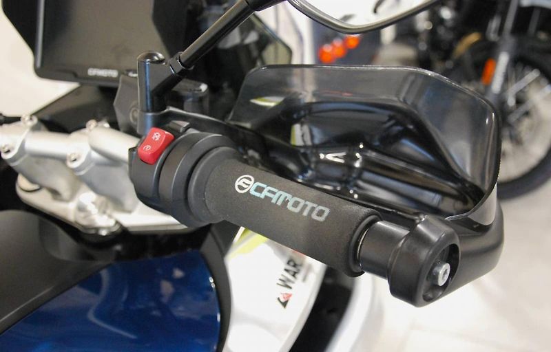 CFMOTO 800 MT (2022) Touring - hezký stav,stroj od - fotka 9 z 20