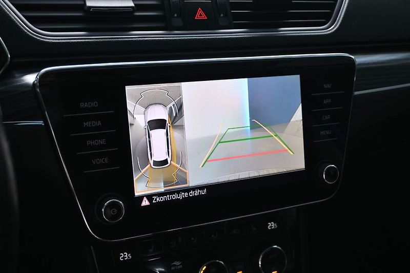 Škoda Superb (2023) 2.0 DSG STYLE Matrix LED VIRTU - fotka 20 z 38