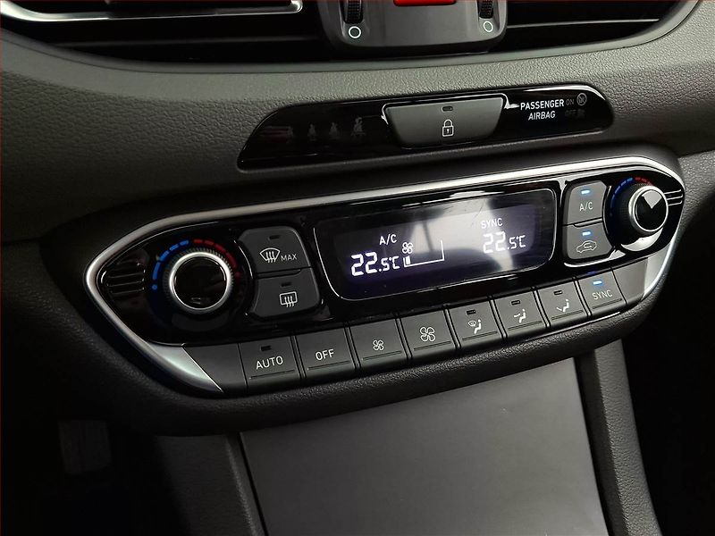 Hyundai i30 (2023) 1.5 T-GDI MHEV - fotka 16 z 20