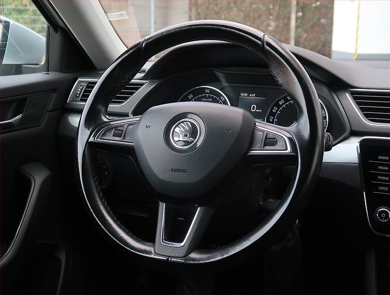Škoda Superb (2018) 1.6 TDI, Navi, Tempomat - fotka 16 z 19
