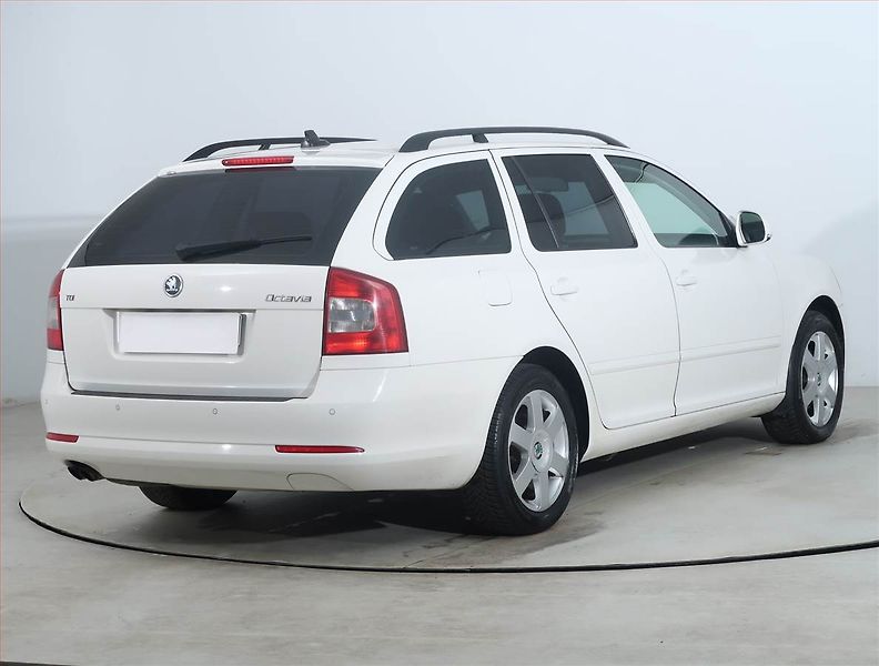Škoda Octavia (2010) 2.0 TDI, nová STK, rezervace - fotka 5 z 20