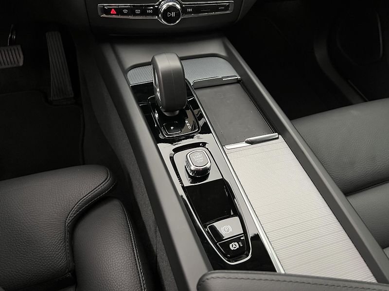 Volvo XC60 B5 AWD PLUS DARK AUT REZERVACE - fotka 27 z 44