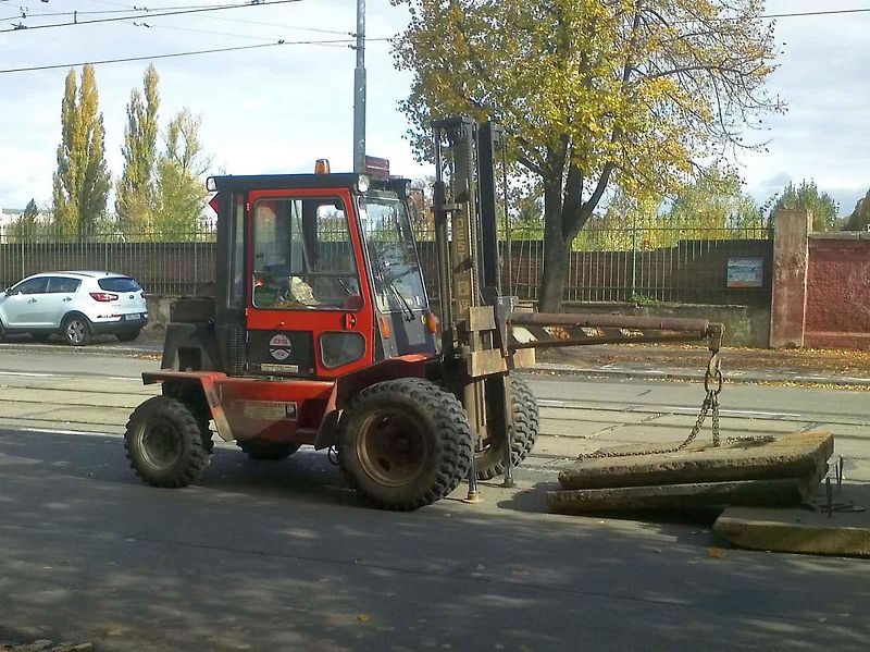 Vysokozdvižný vozík, v Německu nazvaný Gabelstapler.