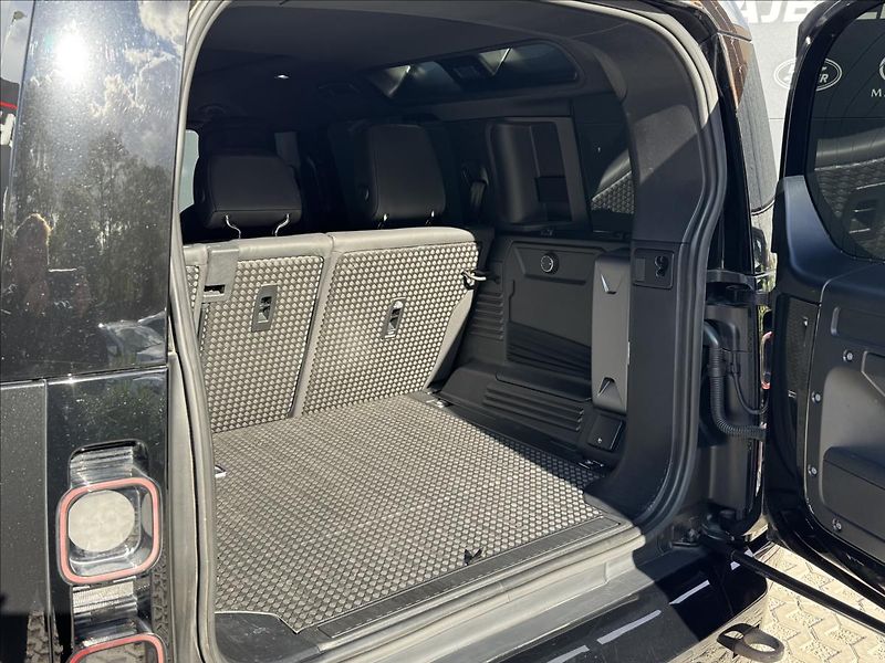 Land Rover Defender 5,0 110 P525 V8 AT AWD ČR DPH - fotka 14 z 34