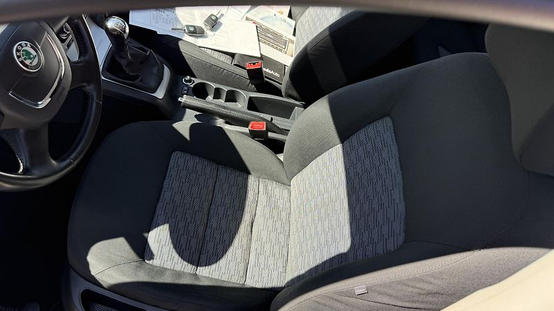 Škoda Octavia (2010) 1.6MPi*75kW*ELEGANCE*1.MAJ* - fotka 11 z 20