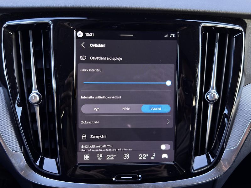 Volvo V60 T8 AWD 360 VYH. ČELNÍ + kola - fotka 36 z 42