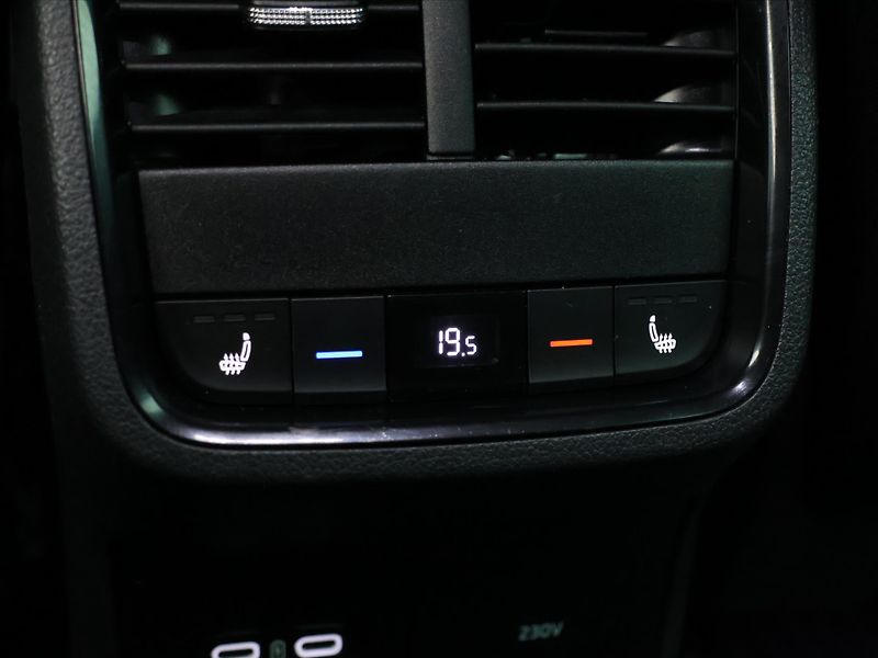 Škoda Octavia 2,0 TDI DSG Clever Matrix DPH - fotka 22 z 29
