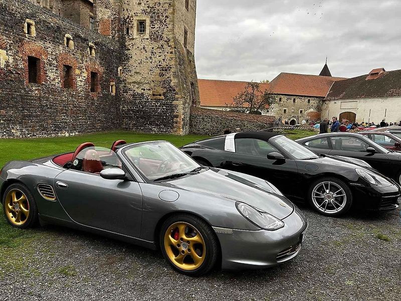 Sraz vozů Porsche ve Švihově na hradě.