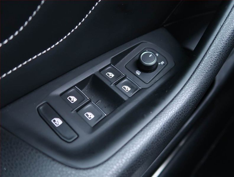 Volkswagen Passat (2021) 2.0 TDI, Automat, Kůže, Navi - fotka 16 z 20