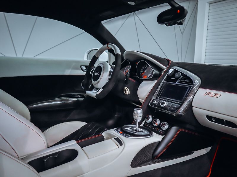Audi R8 4.2 TFSI Quattro 6MAN - TOP!!! - fotka 17 z 33