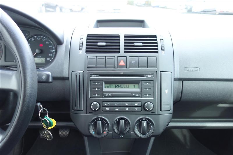 Volkswagen Polo 1,2 i, ČR, SERV.KN., COMFORT. - fotka 19 z 33