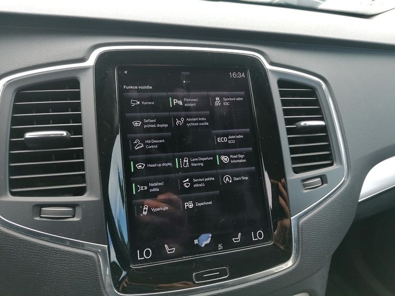 Volvo XC90 (2015) D5 AWD Momentum Head-up - fotka 14 z 21