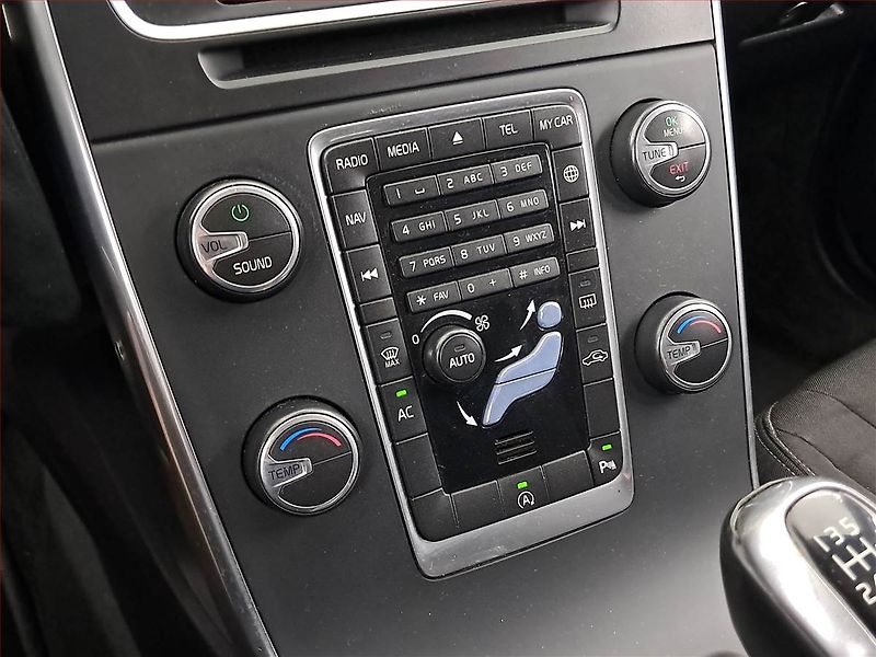 Volvo V60 (2017) D3 2.0, Navi, Tempomat - fotka 15 z 18