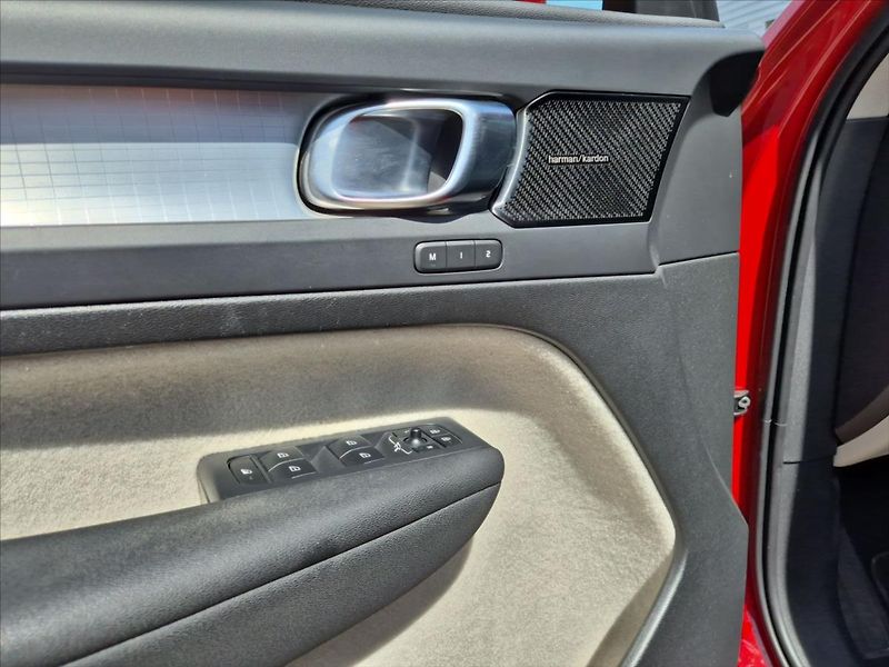 Volvo XC40 2,0 B4 AWD AT - fotka 15 z 19