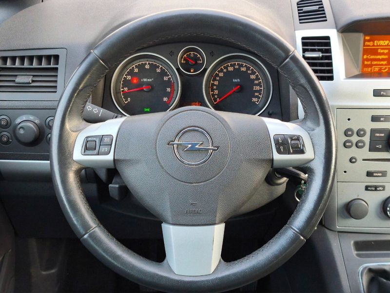 Opel Zafira (2011) 1.6 85kw, ČR, 1.maj, tažné - fotka 10 z 24