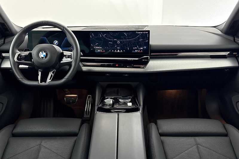 BMW Řada 5 540d xDrive Touring - fotka 15 z 24