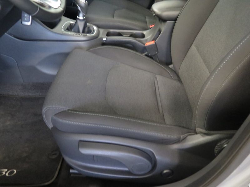 Hyundai i30 (2021) 1.5T-GDi MHEV,tažné,kamera,nav - fotka 18 z 29