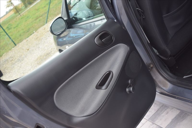 Peugeot 206 1,4 i (TU3) 54KW SERVISKA ALU - fotka 16 z 41