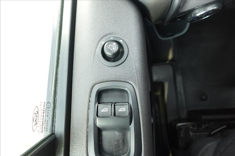 Ford Transit Custom 2,0 TDCi  L1H1 BUS KLIMA SERVI - fotka 17 z 28