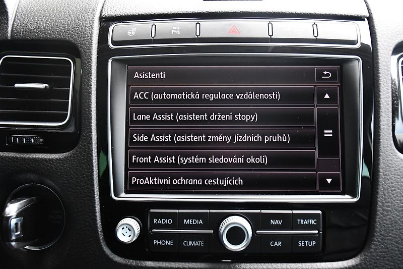 Volkswagen Touareg 3.0TDi V6 4M R-LINE TAŽNÉ ČR - fotka 31 z 44