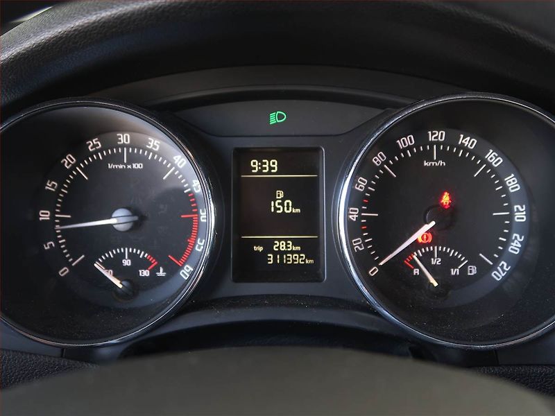 Škoda Superb (2011) 2.0 TDI - fotka 11 z 14