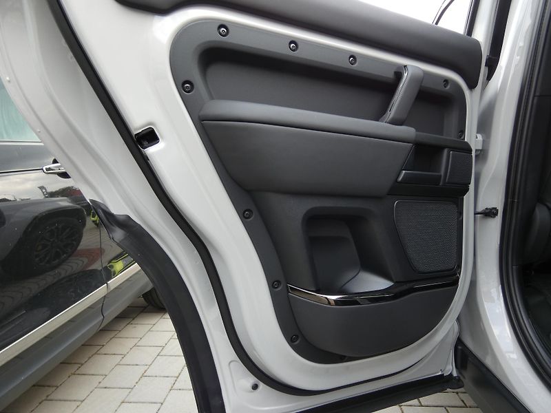 Land Rover Defender 110 4,4 OCTA P635 - fotka 17 z 48
