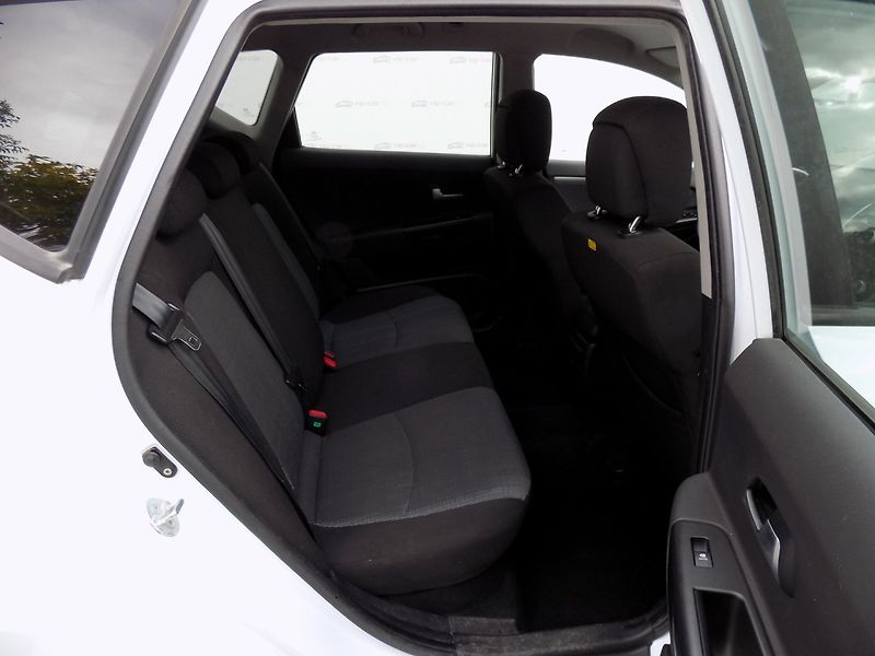 Kia Ceed (2012) 1.6GDi/2.Maj.ČR/Klimatizace/ - fotka 18 z 34