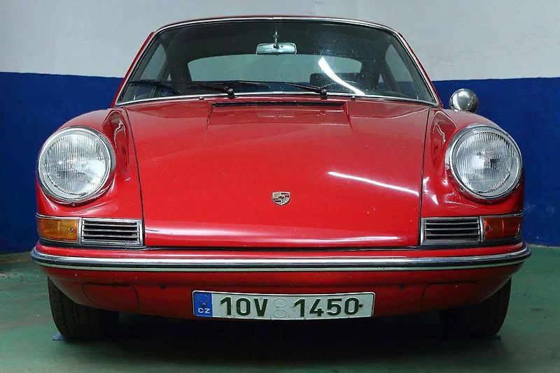 01 - Automobilový nadšenec a sběratel Jaromír Kostlivý otevřel ve Stodu u Plzně nové muzeum veteránů věnované vozům značek Volkswagen Brouk a Porsche. Návštěvníci uvidí naleštěné brouky i auta v procesu renovace, expozice čítá na 40 vozů.
