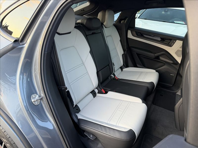 Porsche Cayenne E3 II Coupe Black Edition - fotka 30 z 37
