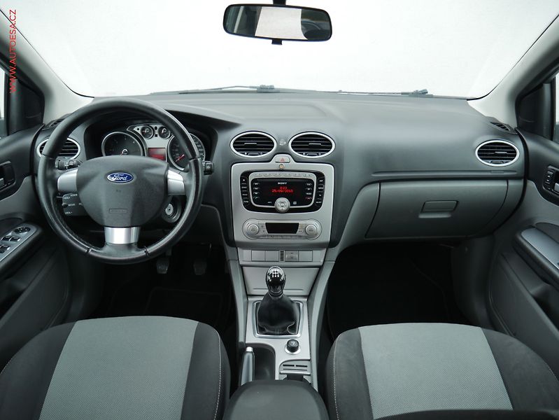 Ford Focus (2010) 1.6 TDCi, AC, tažné - fotka 8 z 19