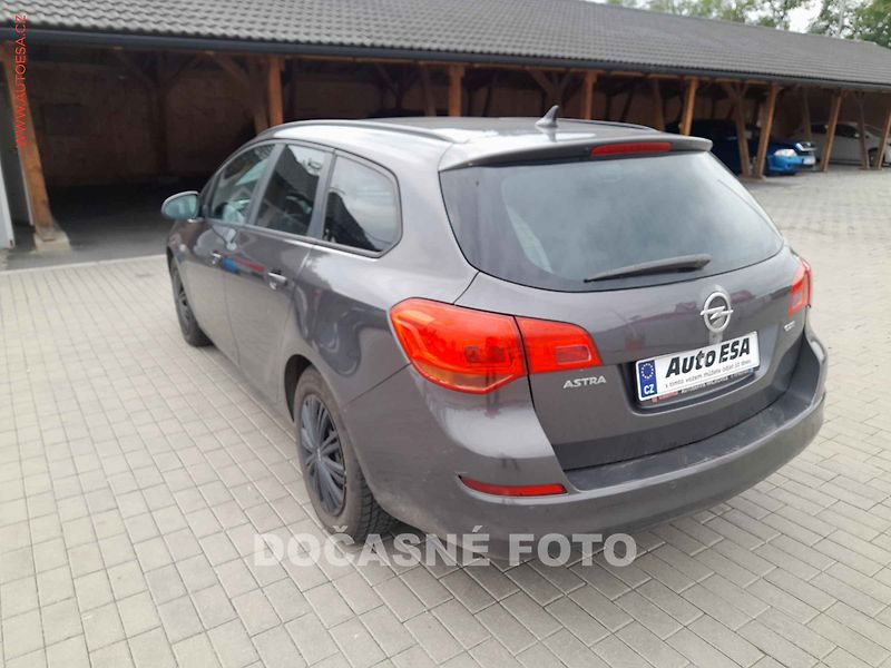 Opel Astra (2011) 1.7 CDTi, 2.maj - fotka 2 z 3