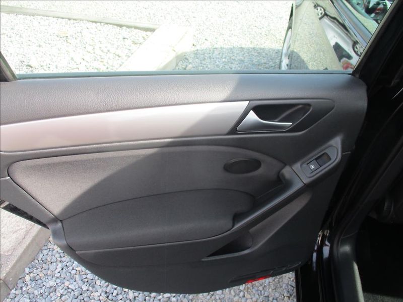Volkswagen Golf 1,6 i, klima,serviska,1.maj., - fotka 11 z 39