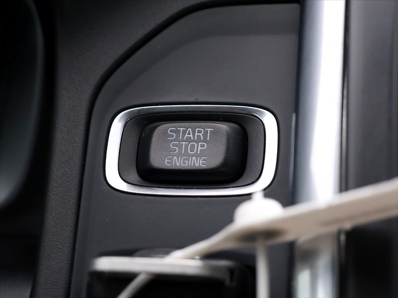 Volvo XC60 2,0 D4 120kW Momentum AUT - fotka 19 z 30