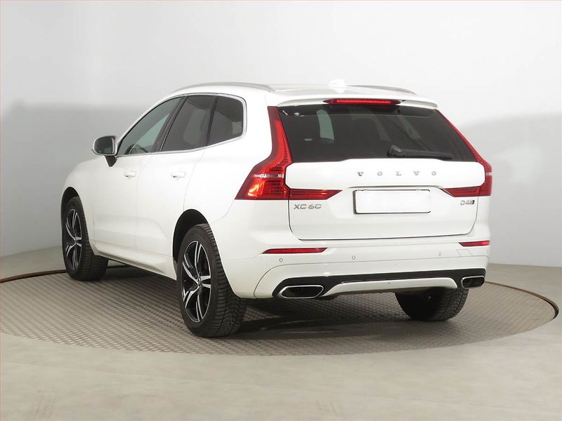 Volvo XC60 (2017) R-Design D4 AWD - fotka 4 z 15