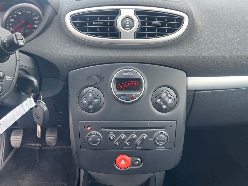 Renault Clio (2006) 1.2 i Digi klima - fotka 10 z 19