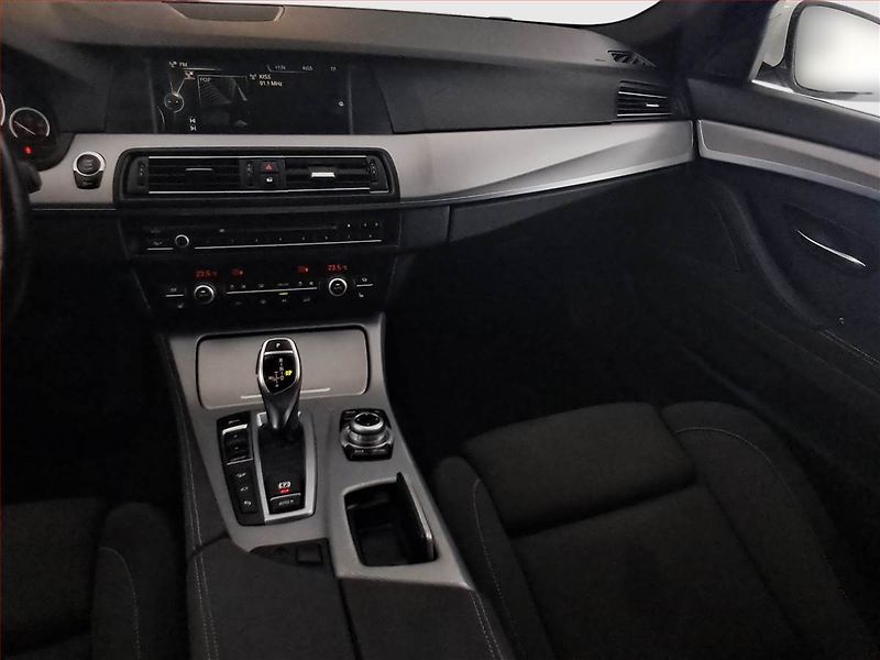 BMW Řada 5 (2013) 530d xDrive, 4X4, Automat - fotka 8 z 30