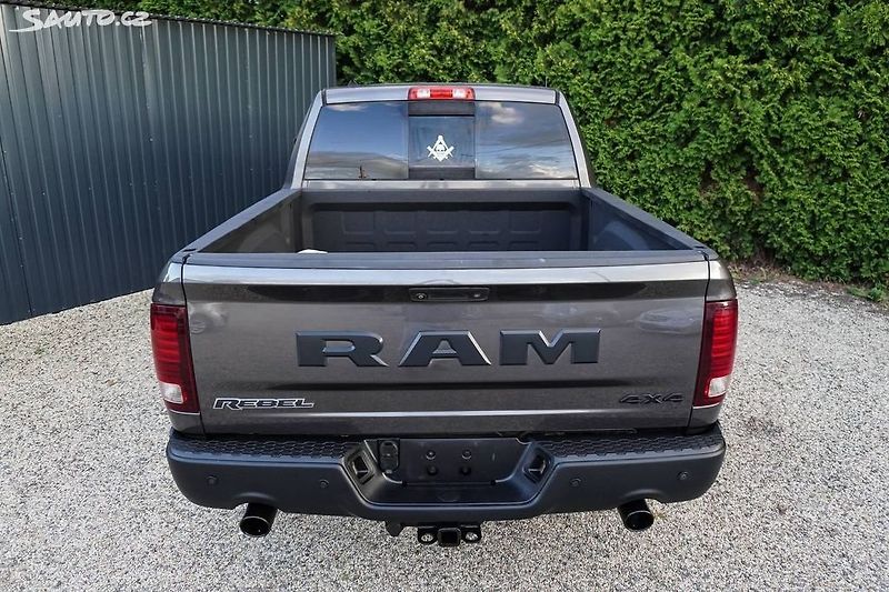 Dodge RAM (2015) 5.7 HEMI 4X4 REBEL EDITION - fotka 5 z 35
