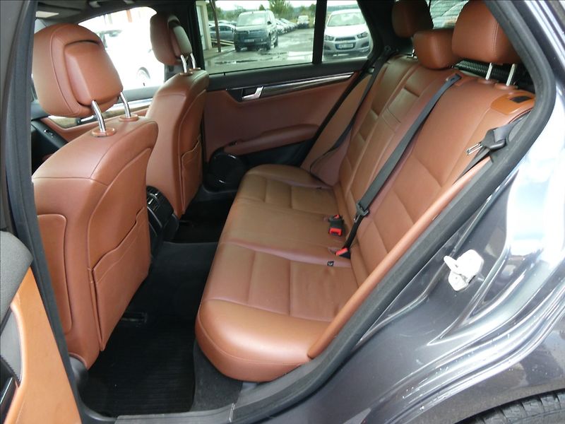 Mercedes-Benz Třídy C 3,0 350D V6 170kW 2x kola, AUT - fotka 13 z 29