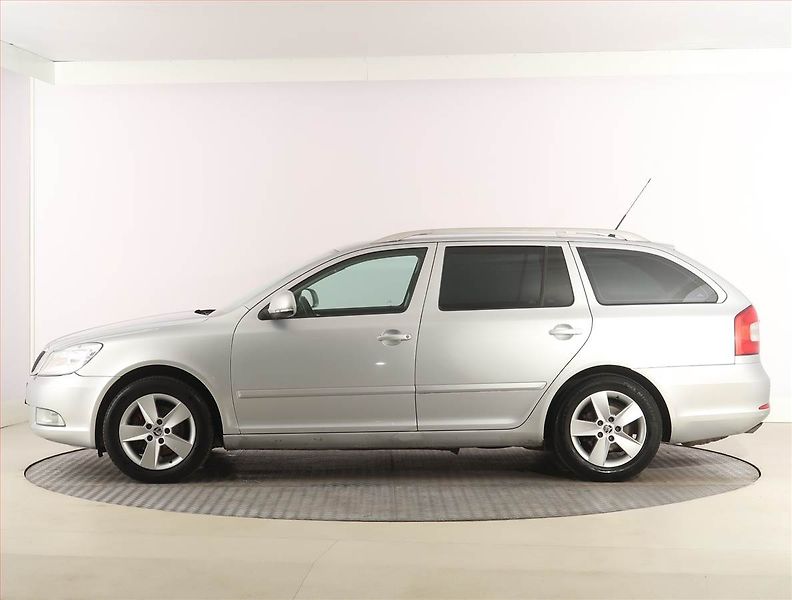 Škoda Octavia (2010) 2.0 TDI, Serv.kniha, Xenony - fotka 3 z 19