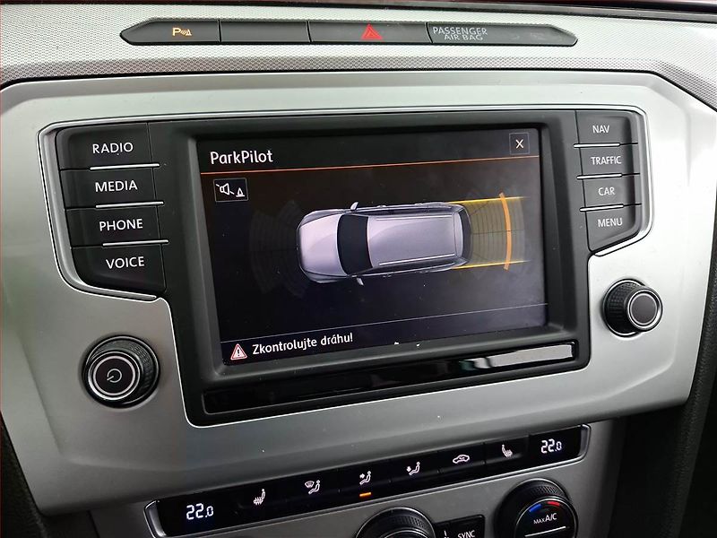 Volkswagen Passat (2015) 2.0 TDI, Automat, Navi - fotka 15 z 19