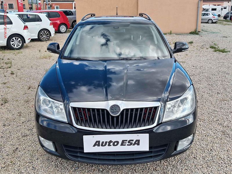 Škoda Octavia (2012) 2.0 TDi, ČR, AC, park.čidla - fotka 2 z 20