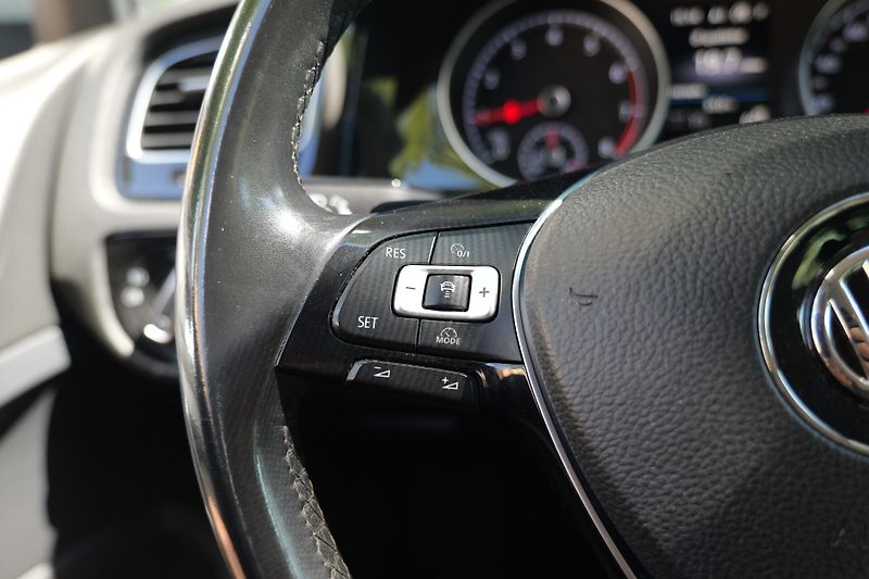 Volkswagen Golf 1.5 TSI DSG Highline LED ACC - fotka 18 z 29