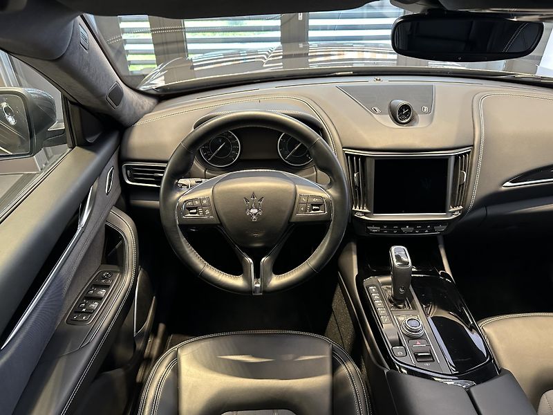 Maserati Levante (2021) GT 330HP Zegna Interior - fotka 13 z 18